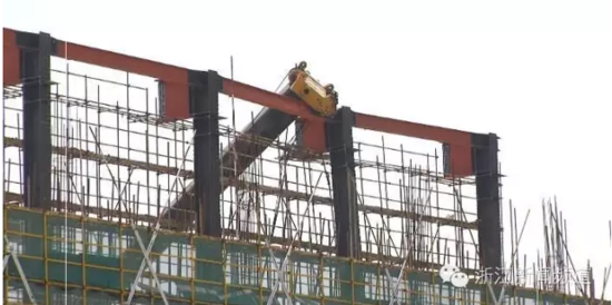 五一假期，杭州一工地的起重機(jī)吊機(jī)倒塌，造成1人重傷，3人輕傷